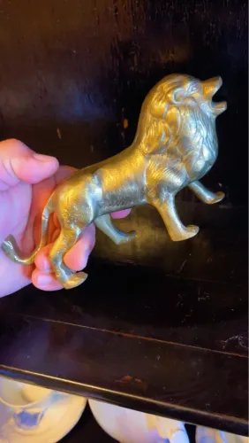 Lindo leão em bronze antigo