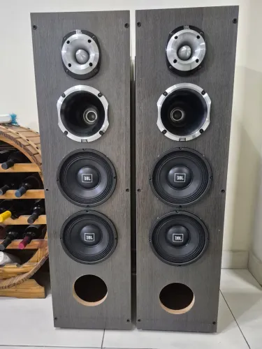 Torre acústica fabricação própria jbl 400 watts cada uma 
