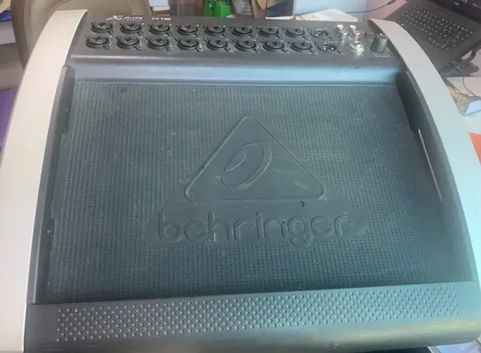 Mesa Seminova Behringer X Air X18 é um mixer digital de 18 canais