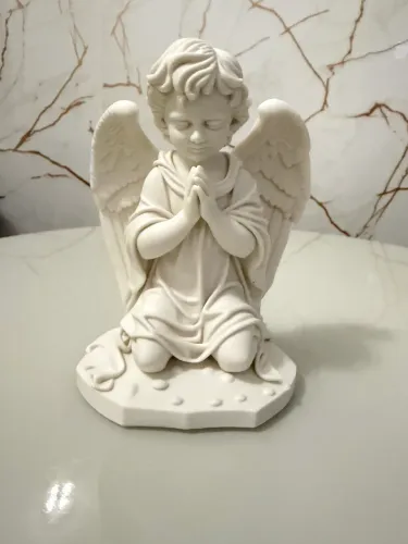 Estátua anjo rezando