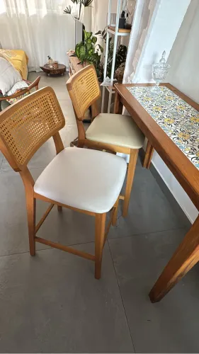 Banquetas em madeira clara