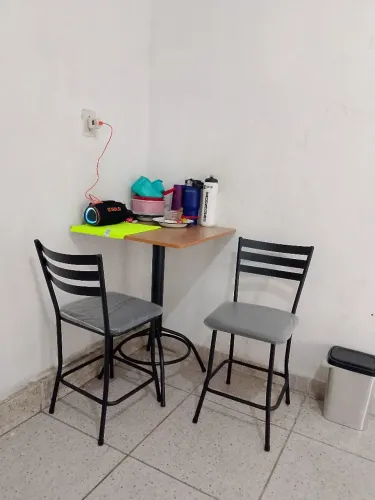 Mesa 60×60 com duas cadeiras