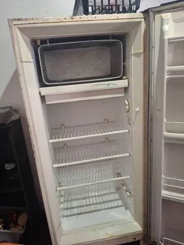 Geladeira usada pra tirar peças