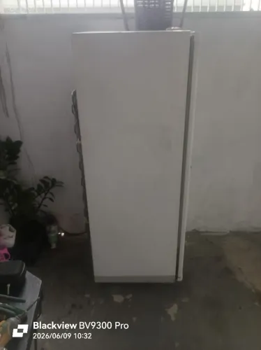 Freezer vertical compacto