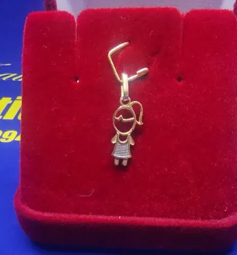 Pingente Meninas Saia Detalhes Ouro Branco Ouro 18 Kilates Peso 0.40 Grama 14 mm