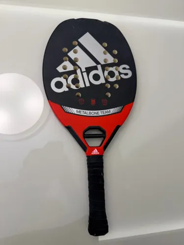 raquete beach tennis adidas metalbone team - excelente estado - com bolinhas e sacola