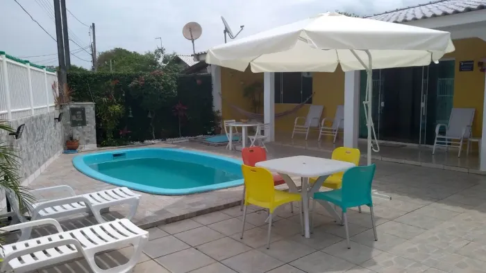 Casa com piscina em matinhos