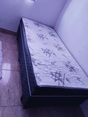 Vende-se uma cama box solteiro
