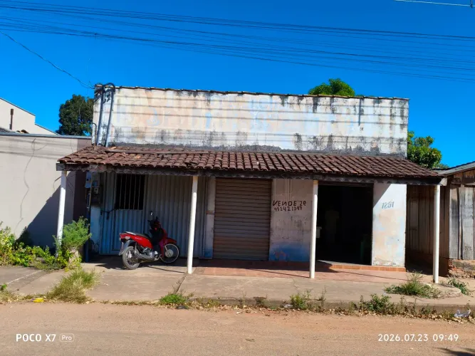 Frente comercial + casa no fundos