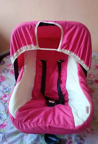 Bebê conforto.
