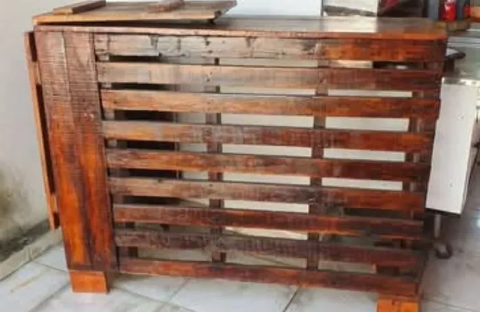 Vende-se balcão de madeira invernizado