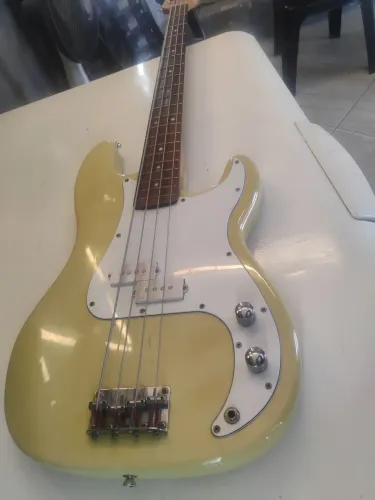 Vendo ou troco( preferência bateria)Contra baixo Fender squier P/bass