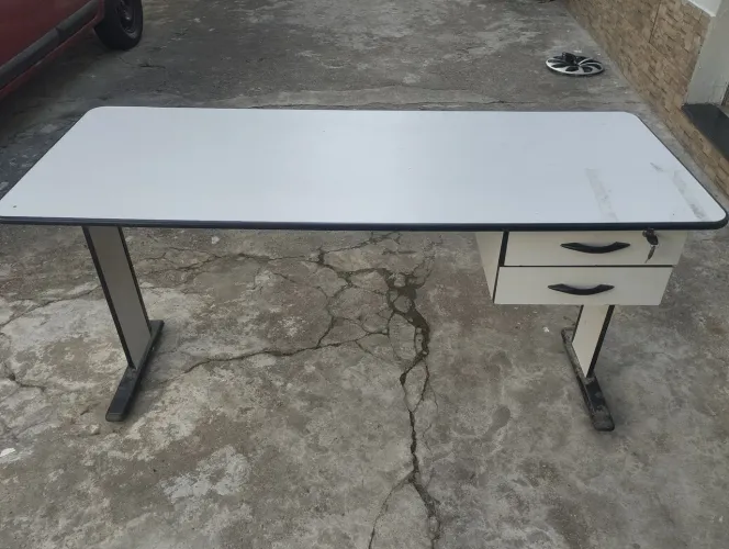 Mesa para estudo ou escritório R$ 350,00 preço negociável.