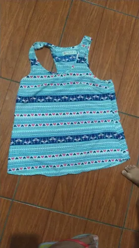 Vende se várias peças de roupa