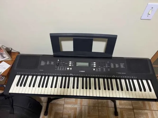 Teclado Yamaha PSR-EW300 Seminovo