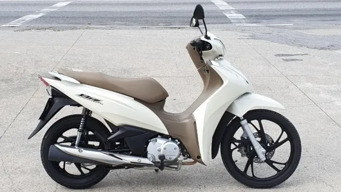 Honda Biz contemplada