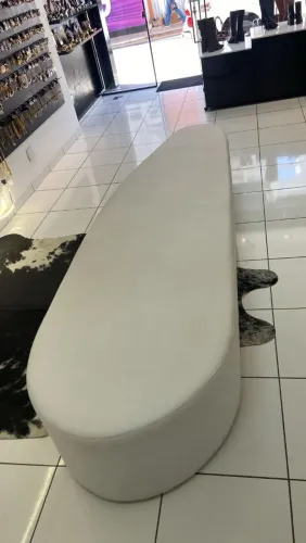 Sofá / Puff orgânico grande em courino