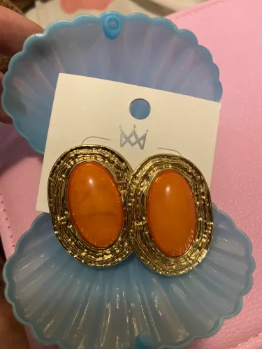 Brinco dourado com pedra laranja 