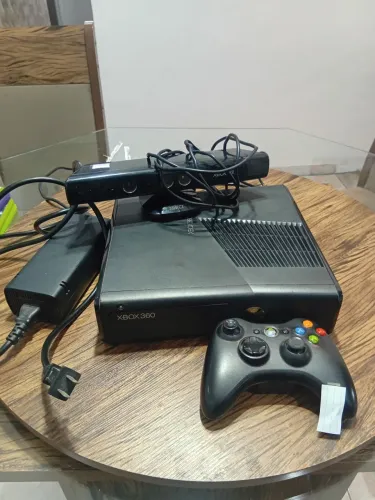 Xbox 360 em excelente estado de conservação com 11 jogos de mídia digital