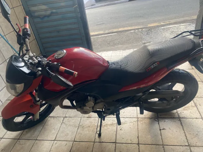 CB 300 vermelha (único dono)