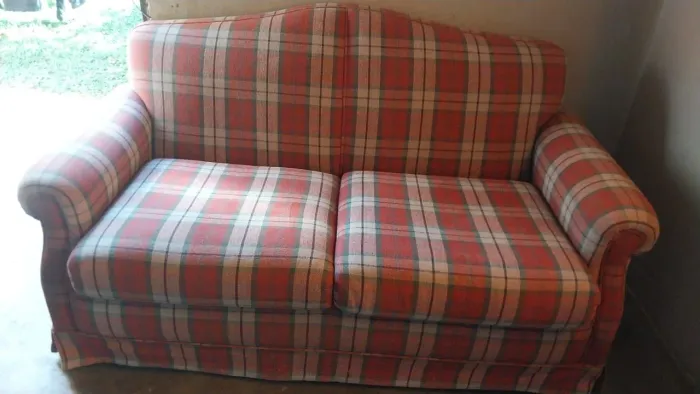 Sofá 2 lugares xadrez estilo estilo clássico/country.