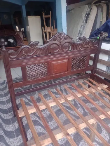Cama de casal Imperador de madeira macanaiba pura e maciça 999,00