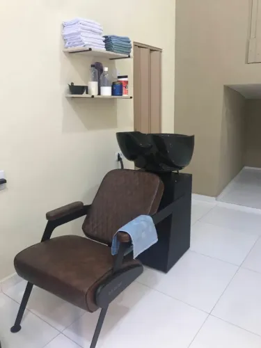 Lavatório e cadeira de barbearia