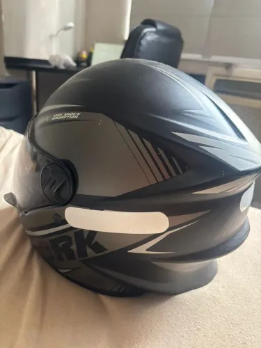 2 capacetes para motoqueiro