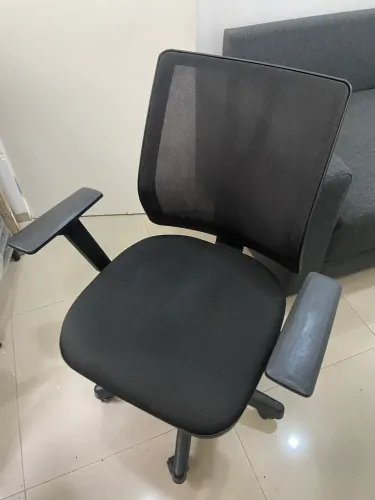 Cadeira de escritório com ajuste de encosto R$550,00