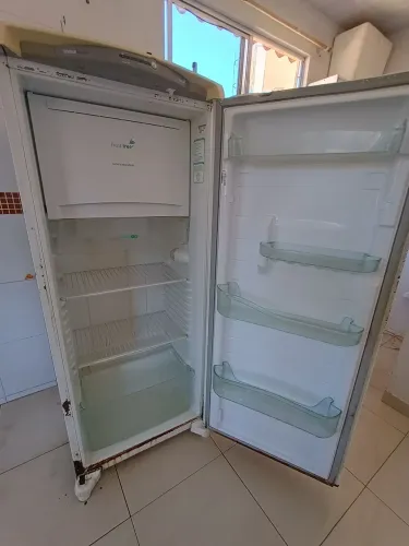 Geladeira Consul 300 litros Frost Free gelando bem.