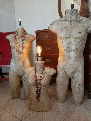 Manequins/Luminárias  de torso com jornais vintage e com iluminação integradas