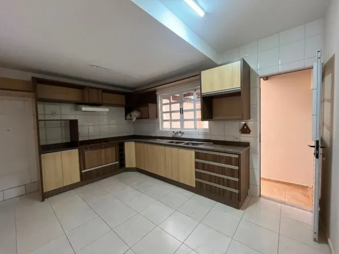 Sobrado residencial ou comercial semi Mobiliado para alugar por R$4.500,00 na Rua Humberto