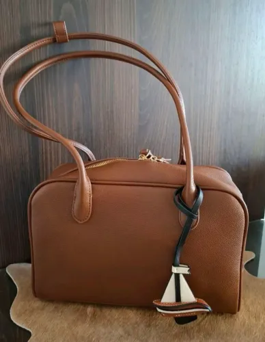 Bolsa ESTILIZADA, novíssima 100% couro, acompanha um lindo chaveiro. Lindíssima.?