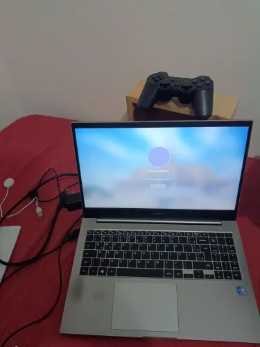 Notebook tela de 21, bateria dura 4 horas ligado *