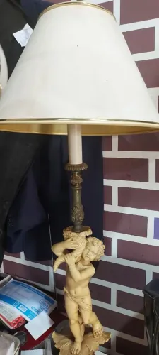 Lustre de bronze e resina