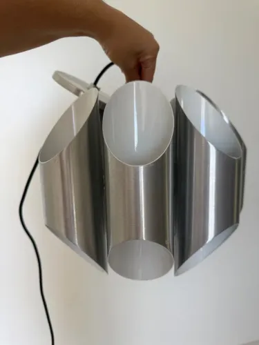 Luminária de teto da linha Polytube Tok&Stok em alumínio.