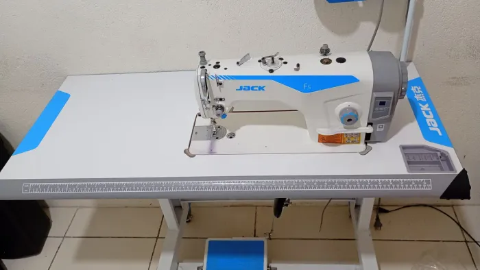 VENDO MÁQUINA DE COSTURA RETA DA MARCA JACK DIRECT DRIVE