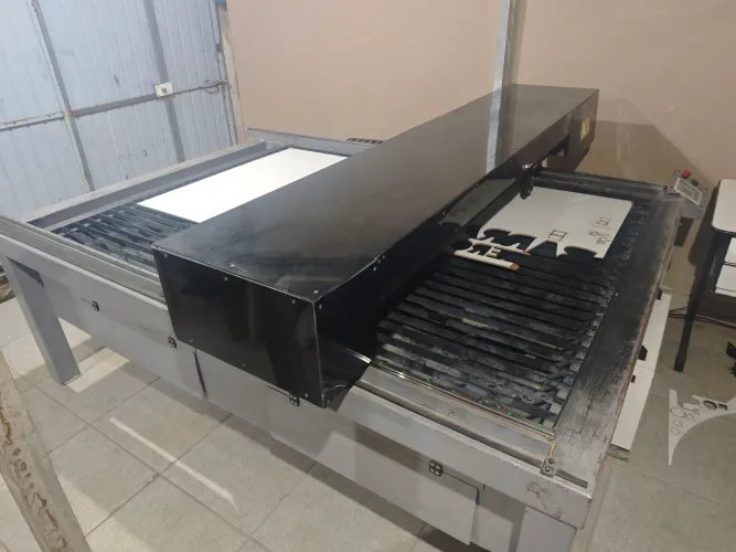 Máquina laser industrial 2,40m x 2m 150 w +chiller+ computador+compresor de ar.
