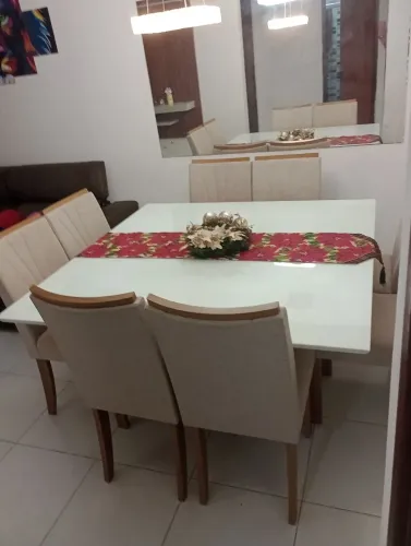 Mesa laqueada com 8 cadeiras em linho