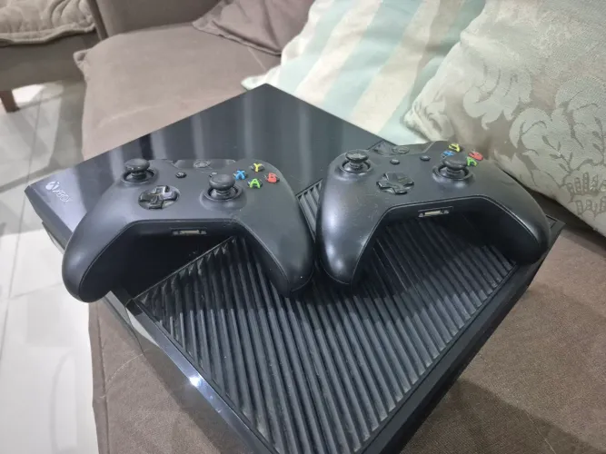 Xbox one + 2 controles + 2 jogos