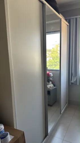 Guarda roupas três portas branco com espelho