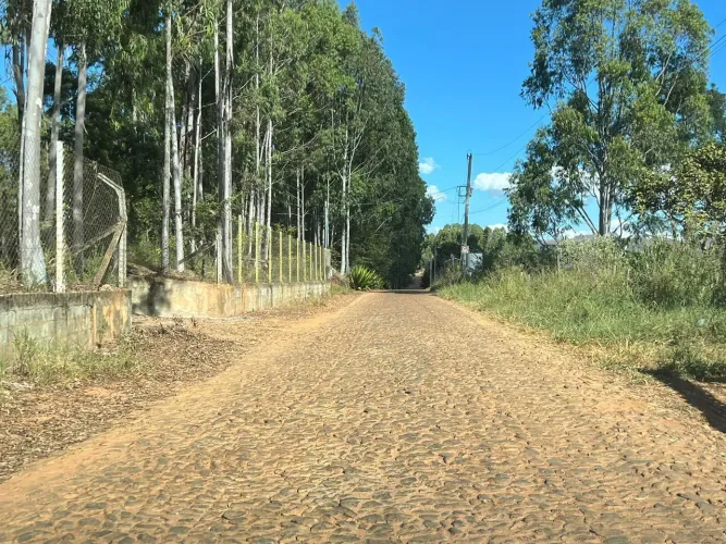 Chacara no portal serra azul divisa com igarape 