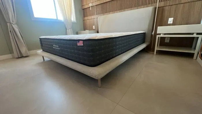 CAMA KING SIZE PREMIUM + COLCHÃO KING KOIL WORLD EDITION