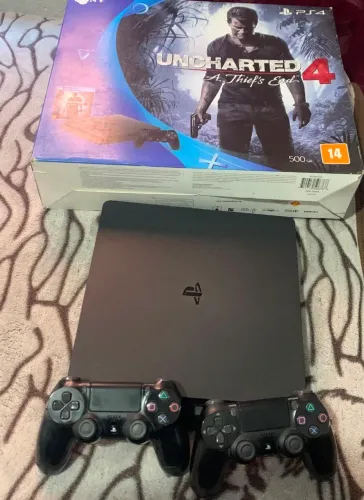 Ps4 slim 500gb com 2 controles usados (com detalhes) acompanha caixa e cabos e carregador