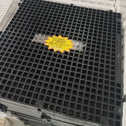 Piso plástico vazando