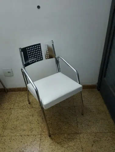 Cadeira inox com assento estofado branco