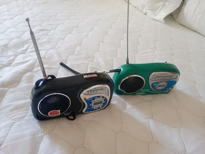 Vendo dois mini rádio AM, FM funcionando.