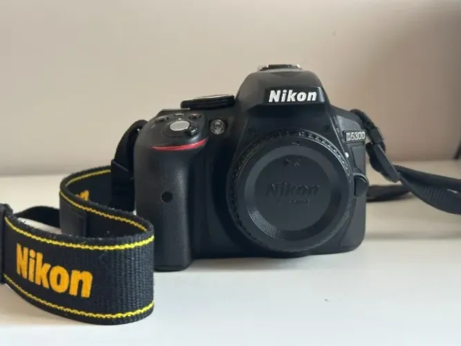 Nikon D5300 + Lente 18-55mm VR II - Apenas 5.267 Cliques (Estado de Zero!)