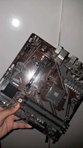 Placa mãe Gigabyte B550M K (AM4/ DDR4) PARA CONCERTO OU RETIRADA DE PEÇAS