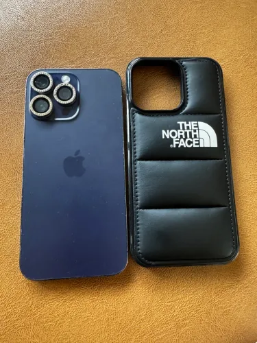 Um IPhone 14 Pro Max 512gb